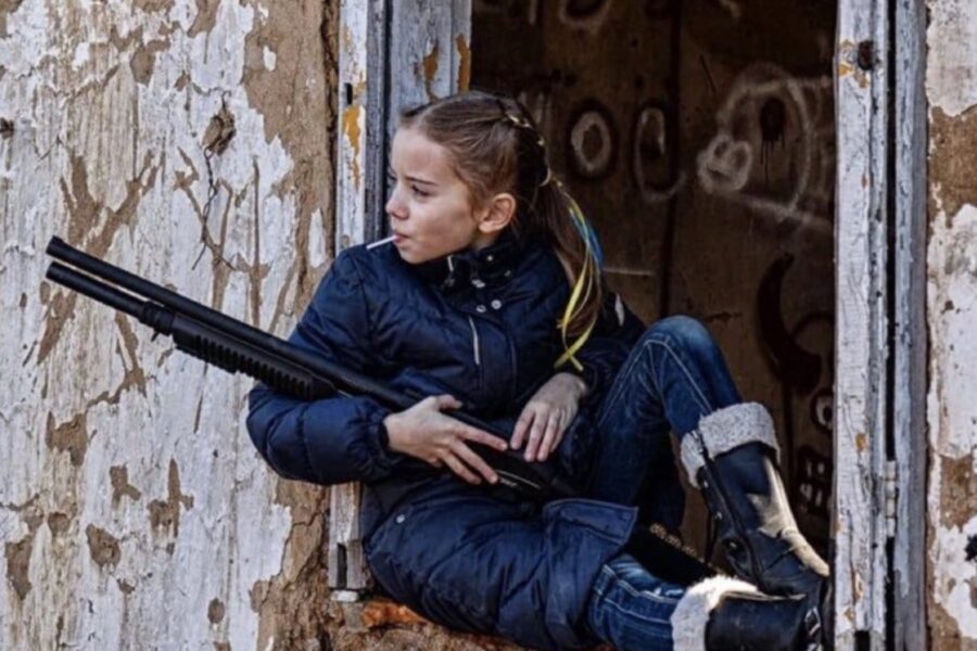 La bambina ucraina col fucile e il lecca lecca, foto simbolo della guerra di Putin contro Kiev