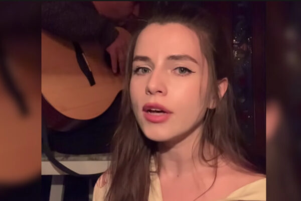 ‘Bella ciao’ in versione ucraina diventa l’inno della resistenza: “Dedicata ai nostri eroi”