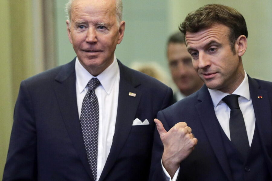 “Genocidio in Ucraina”, Biden fa il benzinaio e smentisce il suo staff: Macron spiazzato, Cina contro escalation verbale