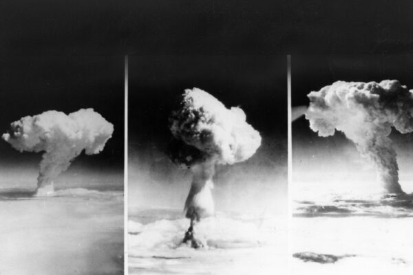 1968 Mururoa
Archivio Storico
Nella foto: tre fasi dell’esplosione della bomba H francese