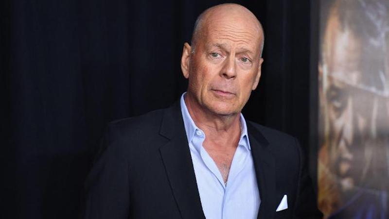 Bruce Willis si ritira, l’attore abbandona il cinema per l’afasia: l’annuncio della famiglia