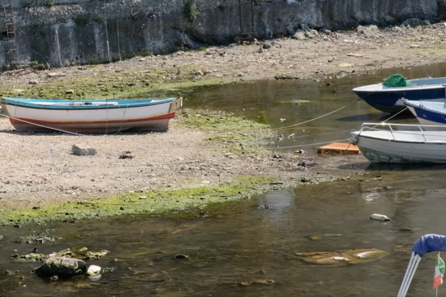 Campi Flegrei, il mare si ritira e aumentano i terremoti: “A Pozzuoli scosse tutti i giorni, qualcosa sta succedendo”