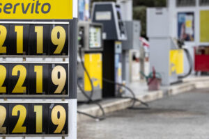 Caro benzina, per i distributori scatta l’obbligo di esporre i prezzi medi. Previste multe salate