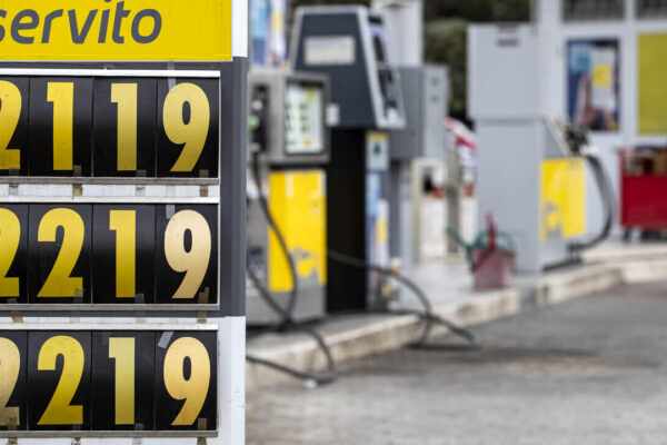 Caro benzina, per i distributori scatta l’obbligo di esporre i prezzi medi. Previste multe salate