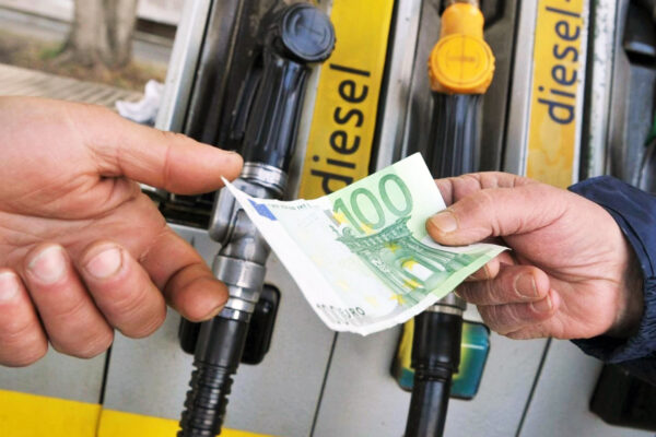 Come richiedere il bonus benzina da 200 euro, a chi spetta e cosa devono fare i lavoratori dipendenti e le partite iva