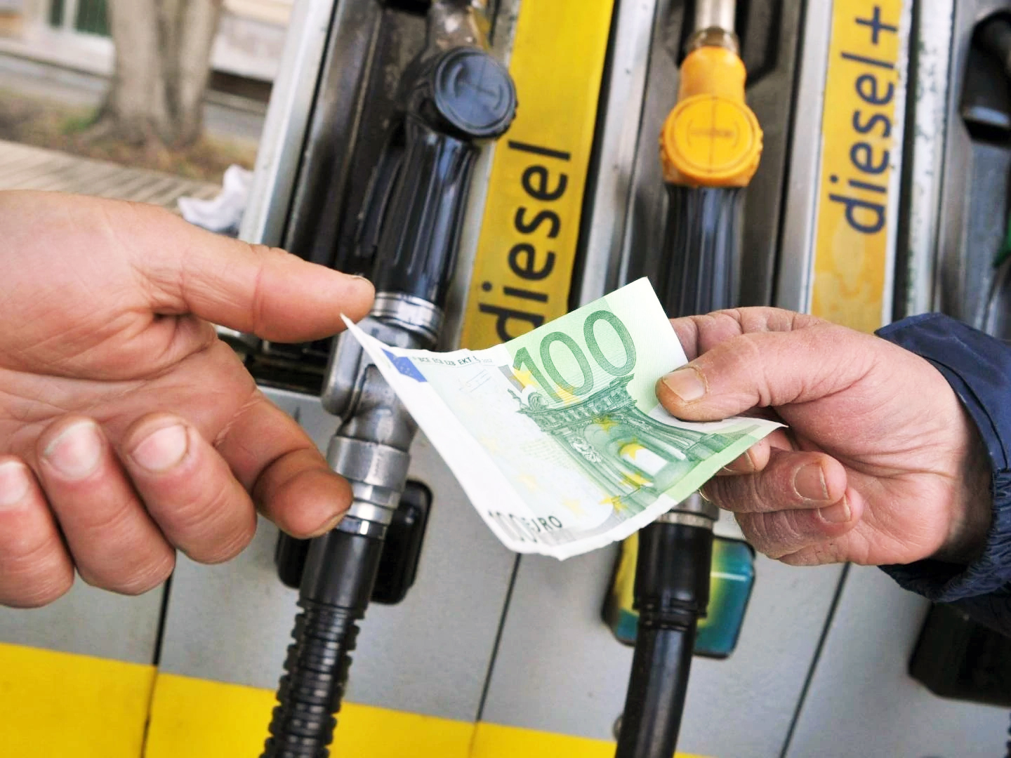 Come richiedere il bonus benzina da 200 euro, a chi spetta e cosa devono fare i lavoratori dipendenti e le partite iva