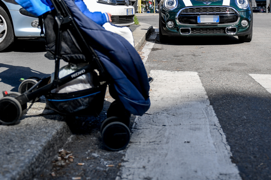 Auto travolge carrozzina e muore il bimbo di 3 mesi, l’ultimo abbraccio della mamma: “Non mi riprenderò mai”