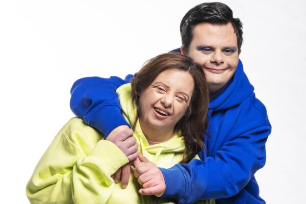 Modelli con sindrome Down per campagna contro la violenza sulle donne: “Abbracciala, amala e rispettala. Sempre” Modelli con sindrome Down per campagna contro la violenza sulle donne: “Abbracciala, amala e rispettala. Sempre”