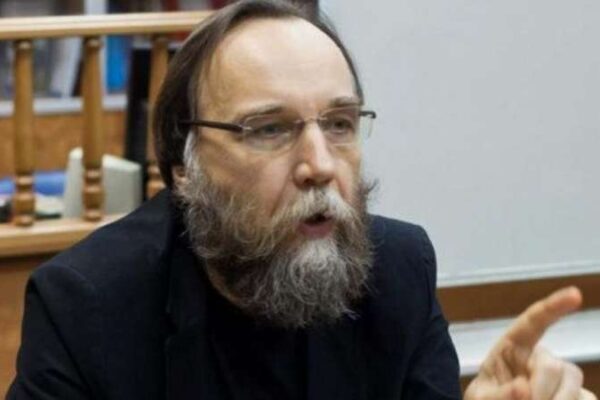 Aleksandr Dugin, l’ideologo di Putin: “Occidente è l’Anticristo, in Ucraina battaglia contro liberalismo e globalismo”