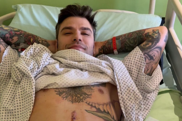 Tumore neuroendocrino al pancreas, cos’è la malattia di cui soffre Fedez: quali sono i sintomi e le cure