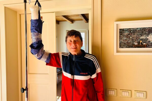 Gianni Morandi, nuova operazione alle mani dopo l’incidente: “Ci vuole pazienza, c’è di peggio”