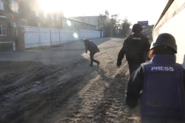 Giornalisti bersaglio in Ucraina, agguato contro la troupe a Kiev: “Erano sabotatori russi”