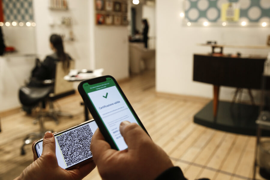 Foto Cecilia Fabiano/ LaPresse 
20 Gennaio 2022  Roma (Italia)
Cronaca : 
Obbligo di Green Pass all’interno di Parrucchieri e Centri Estetici 
Nella Foto : il parrucchiere  Riccio Capriccio 

Photo Cecilia Fabiano/ LaPresse
January , 20  2022  Rome (Italy) 
News : 
Obligation of the Green Pass Certification in coiffeur and beautician shops
In The Pic :  The Riccio Capriccio Coiffeur Shop