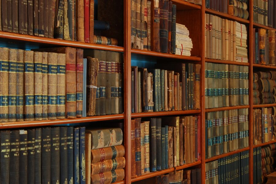 Le università bandiscono la Russia, una barbarie che ci ripiomba ai tempi di pietra e fionda