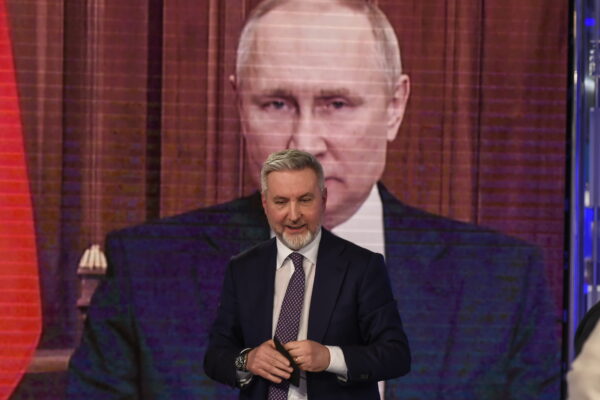 LORENZO GUERINI MINISTRO DIFESA SULLO SCHERMO VLADIMIR PUTIN LORENZO GUERINI MINISTRO DIFESA SULLO SCHERMO VLADIMIR PUTIN