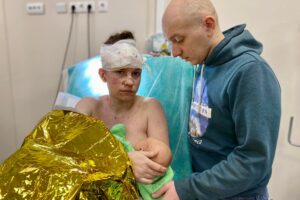 Le bombe cadono su Kiev, mamma salva la figlia neonata: “Granate ovunque, l’ho coperta con il mio corpo”