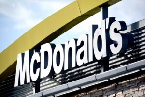 Rissa tra 20 persone e spari al McDonald’s, giovane in gravi condizioni a Napoli