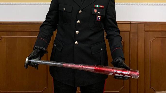 Sabato sera violento, in giro con la mazza da baseball sullo scooter (senza patente): denunciati due giovanissimi