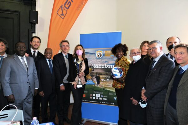 Un calcio al razzismo, il Mundialito delle comunità in città: ucraini e nazionale parlamentari per lanciare messaggio di pace