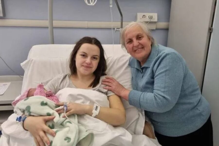 In fuga dalla guerra in Ucraina, arriva in Italia e dà alla luce Ariana: il parto prematuro per lo stress