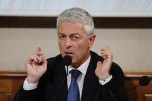 Passerella dell’Antimafia di Nicola Morra che a Caivano scopre l’acqua calda