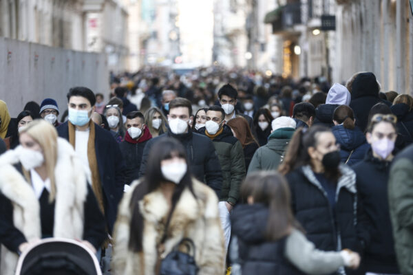 Omicron 2, sintomi e durata della nuova variante: incubazione più rapida e reinfezione facile