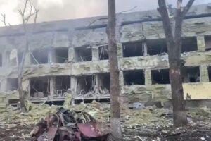 Guerra Ucraina-Russia, Macron: “Condizioni Putin inaccettabili. Kiev in Ue? Non possiamo…”. Dramma Mariupol: “E’ rissa per il cibo”