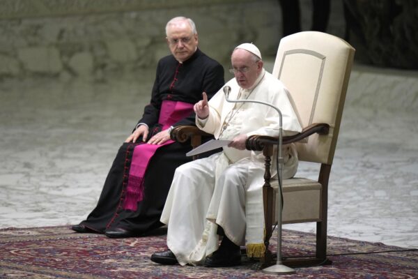 “Aumentare la spesa per la armi è una pazzia”, Papa Francesco contro la corsa alla militarizzazione per l’Ucraina