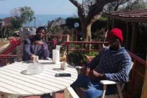 “Profughi ucraini sì, neri no”, accoglienza negata a due studenti in fuga da Kiev: offerta rimangiata per il colore della pelle