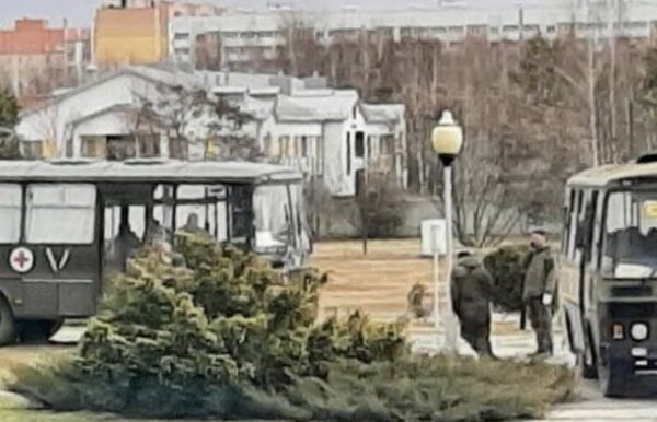 Soldati russi in fuga da Chernobyl, carovana di autobus di militari con sintomi da radiazioni: “Era una missione suicida”