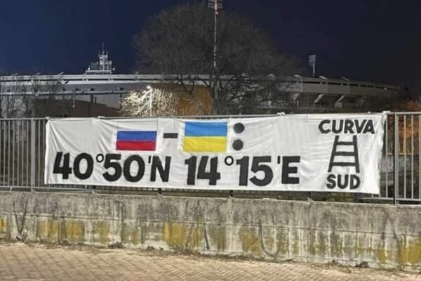 Lo striscione vergognoso dei tifosi del Verona: il ‘suggerimento’ a Russia e Ucraina di bombardare Napoli