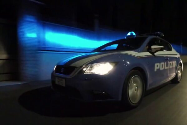 Mamma e figlio violentati in casa da due minori, i video sui social: “Dopo costretta a fargli un toast”