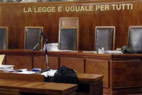 Il giudice intoccabile, strappa la sentenza sbagliata e viene graziato perché “stressato” dal troppo lavoro