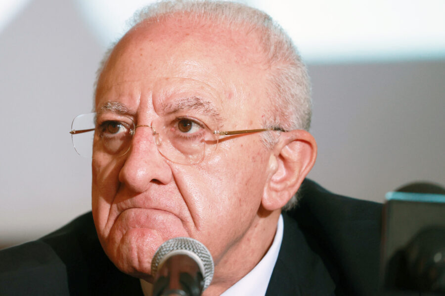 Classifica governatori, il lanciafiamme e le battute di De Luca perdono punti