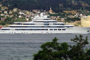 Il giallo del mega yacht a Marina di Carrara, i sospetti su Putin dell’intelligence: “Abbiamo indizi, è suo”