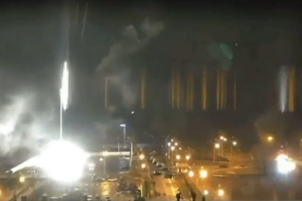 Zaporizhzhia in fiamme, in Ucraina la centrale nucleare più grande d’Europa: “Se esplode sarà 10 volte peggio di Chernobyl”