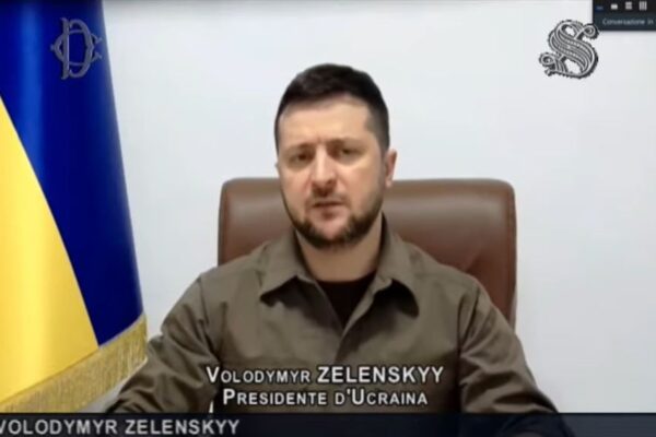 Il discorso di Zelensky in Parlamento: “Nostro popolo è diventato un esercito, obiettivo di Putin è l’Europa”