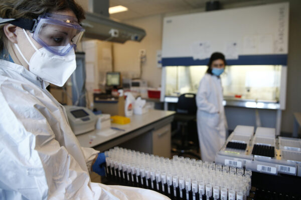 Centaurus, la nuova variante Covid pronta a dominare l’autunno: più contagiosa e ‘cattiva’, si rischia altra ondata di contagi