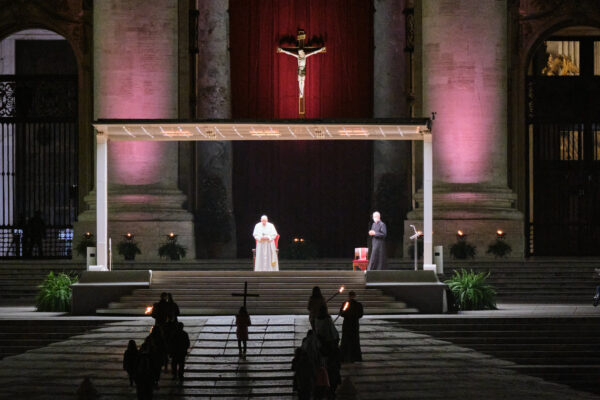 Caso della via Crucis, segno di divisione profonda: bellicisti e pacifisti si prendono a schiaffi