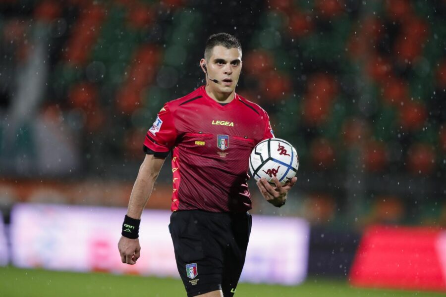 Chi è Simone Sozza, l’arbitro al centro della polemica per Inter-Roma: “È tifoso?”
