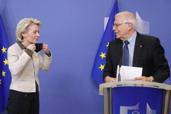 Von der Leyen e Borrell vanno a Kiev, l’Europa appoggia Zelensky e vara nuove sanzioni contro Putin
