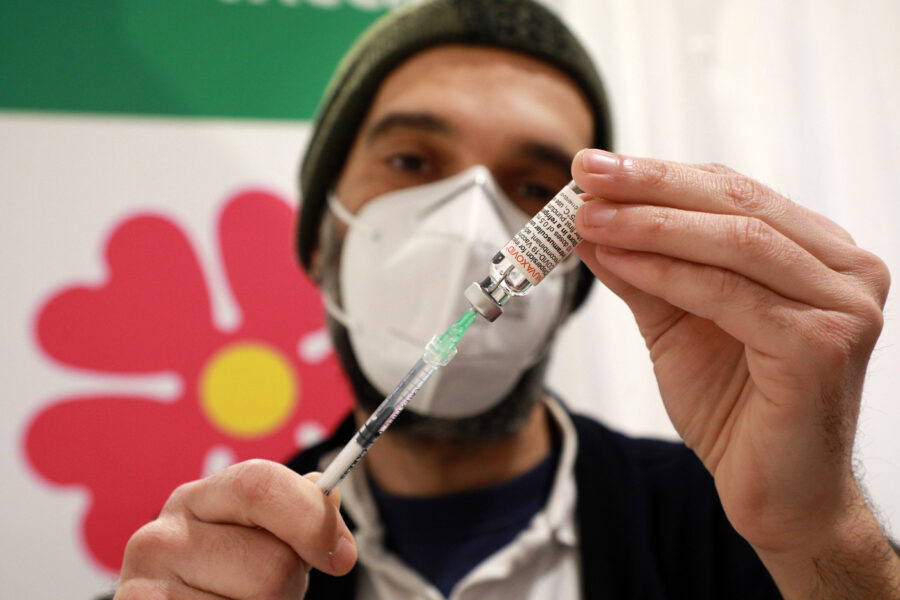 Foto Paolo Righi/ARCHIVIO AUSL BOLOGNA/LaPresse 
1 marzo 2022 Bologna, Italia 
Hub di Casalecchio di Reno, al via le prime somministrazioni del nuovo vaccino Novavax. 

Photo Paolo Righi/ARCHIVIO AUSL BOLOGNA/LaPresse 
March 1, 2022 Bologna, Italy 
news 
Casalecchio di Reno hub, the first administrations of the new Novavax vaccine.DISTRIBUTION FREE OF CHARGE – NOT FOR SALE