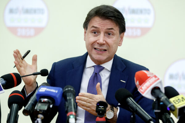 Soap opera Conte, dal ‘fumo’ del finto pacifismo al sì alle armi: scontro col PD per coprire la giravolta
