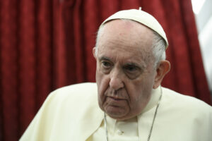 Papa Francesco è contro la guerra, Corriere e co. si devono arrendere