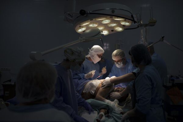 “Dobbiamo eliminarvi tutti, anche i bambini sono nazisti”, i soldati russi ai medici ucraini che li curano