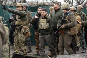 Guerra Ucraina-Russia: “Non cederemo territori a Mosca”, Zelensky attacca Nato e replica a Kissinger. Putin, mani su Donbass e Mar d’Azov