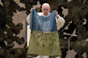 La caccia ai pacifisti e le parole inascoltate di Papa Francesco