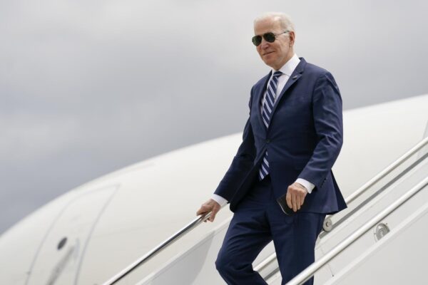 Biden pronto a volare in Ucraina, l’allarme della Cia: “Putin disperato, potrebbe usare armi atomiche”