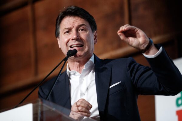 Armi all’Ucraina, Conte protesta ma c’è già la legge sugli equipaggiamenti militari a Kiev