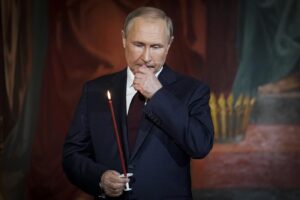 Guerra Ucraina-Russia, Putin prega e bombarda. Onu: “Tregua a Mariupol” ma fallisce corridoio umanitario